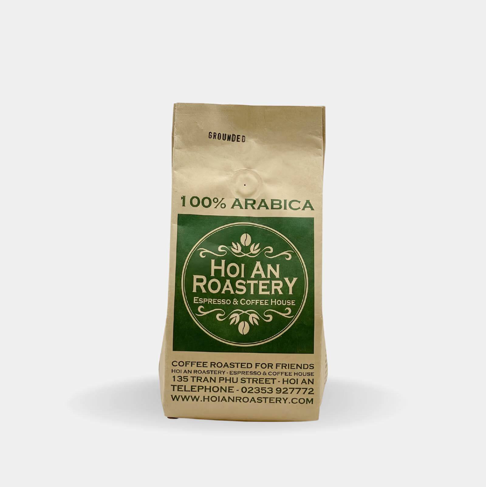 Hoi An Roastery 100 % Arabica auf einem Tablett mit gerösteten Bohnen